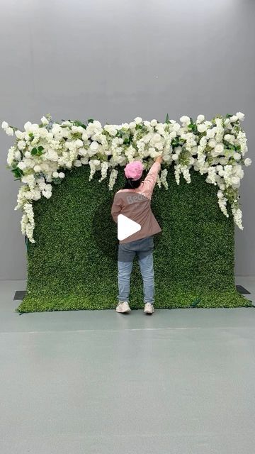 bedaflowers-Aylin on Instagram: "Flower wall, free shipping worldwide🤩 #flowerwall #flowers #decor #backdrop #wedding #party #garden #event #plant #green #white #greenwall #artifitialflower #decorationforhome #gift #roomdecor #mothersdaygift #silk#diy #arrangement #handmake #realestate" Grass Wall With Flowers, Back Drops For Weddings Receptions, Photobooth Backdrop Ideas, Garden Event, Summer Ball, Grass Backdrops, Grass Wall Backdrop, Decor Backdrop, Backdrop Wedding