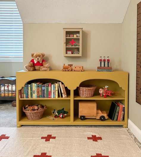 Kids Vintage Bedroom, Vintage Toy Room, Vintage Playroom Ideas, Cottage Kids Room, Eclectic Kids Bedroom, Playroom Vintage, The Weekend Painting, Storage For Kids Room, Kid Room Ideas