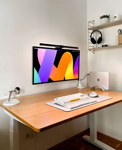 Wood Desk Setup, Laptop Desk Setup, Desks Minimalist, Light Wood Desk, Minimal Workspace, Study Environment, Desk Setups, Home Studio Setup, Aesthetic Desk