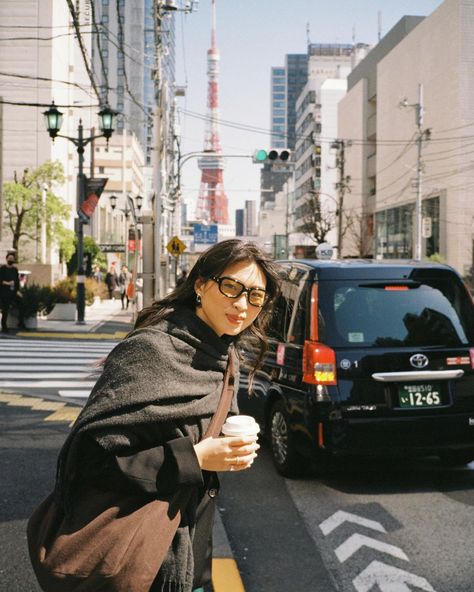 Under Tokyo Tower🗼🗼🗼 ･*:.｡. .｡.:*･゜ﾟ･* #35mm #japantrip #tokyo #tokyotower #cosbyyou #maisonmargiela #toteme #blazerlook #ootd #dailylook Japan Outfit Winter, Japan Travel Outfit, Tokyo Winter, Japan Ootd, Japan Travel Photography, Japan Autumn, Winter In Japan, Tokyo Aesthetic, Tokyo Photos