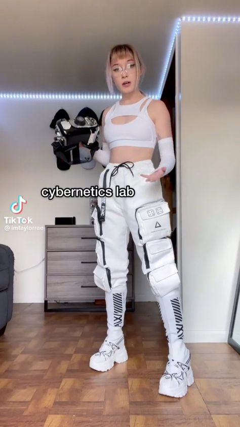 Cybercore Fashion Aesthetic, Retro Futuristic Outfits Women, Cyberware Fashion, Space Futuristic Aesthetic Outfit, Tech Core Outfits, Futurepunk Fashion, Cyberpunk Accessories Ideas, Space Punk Fashion, Women Cyberpunk Fashion