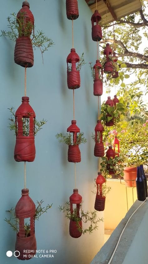 Hanging Water Bottle Planter Diy, Water Bottle Plants Ideas, Diy Plant Vase Ideas, Hanging Plants Diy Bottle, Garden Ideas With Plastic Bottles, Diy Vertical Garden, Indoor Plant Trellis, Plastic Bottle Planter, Hanging Plants Diy