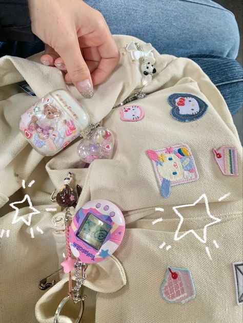 Keychains Sanrio, Mochila Kpop, Tote Bag Accessories, Whats Next, Pretty School Supplies, Aesthetic Backpack, Bag Patches, Inside My Bag, Produk Apple