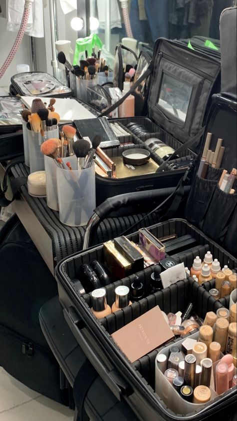 Makeup Artist Career, Beauty School Cosmetology, Rangement Makeup, Vision Board Pics, Vision Board Images, Makeup Artist Kit, Career Vision Board, Vision Board Photos, Vision Board Pictures