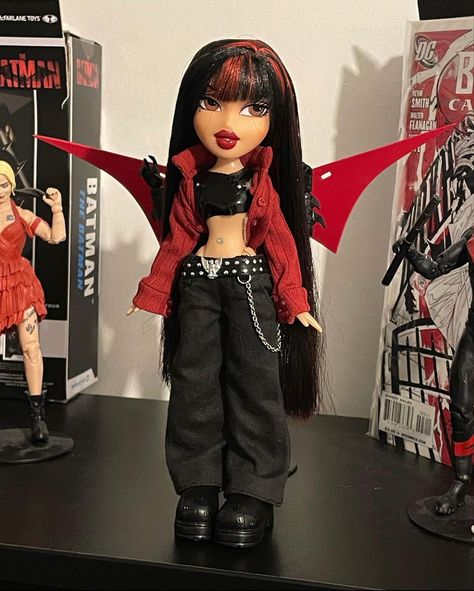 Braz Dolls Outfits, 90s Bratz Aesthetic Fashion, Goth Bratz Doll Aesthetic, Black Bratz Outfit, Brats Dolls Outfit Ideas, Custom Bratz Dolls, Rockstar Bratz, Asian Bratz, Jade Bratz Outfits