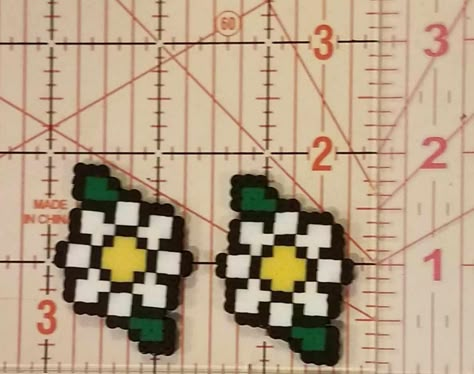 Daisy perler creation flower Perler Bead Flower Earrings, Daisy Perler Bead Pattern, Flower Perler Bead Patterns, Bead Things, Perler Creations, Beads Patterns, Princess Daisy, Aqua Beads, Bead Pattern