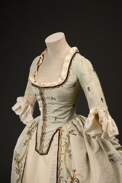 Woman’s gown | Uffizi Galleries 18th Century Fashion Women, Rocco Fashion, 1700 Dress, 18th Dress, 1750s Fashion, 1700 Dresses, 1700s Dresses, Late 18th Century Fashion, Georgian Dress