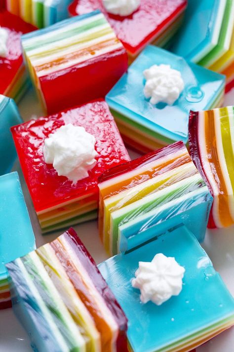 Layer Jello, Rainbow Jello Recipe, Layered Jello Recipe, Pudding Recept, Jello With Fruit, Jello Mold Recipes, Rainbow Jello, Layered Jello, Beaux Desserts