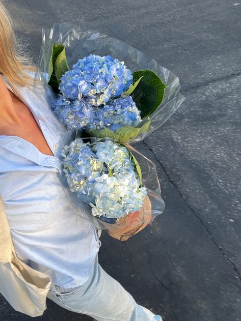 hydrangeas | flower pictures | coastal granddaughter | east coast | summer pictures | photoshoot ideas Annie Walker, East Coast Summer, Djerf Avenue, Spring Inspo, Coastal Granddaughter, Matilda Djerf, Coastal Life, Nothing But Flowers, Flower Therapy