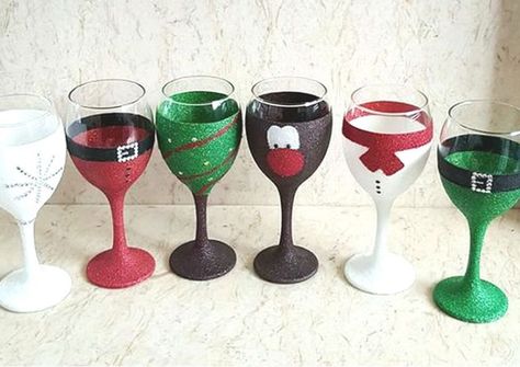 19DayofChristmas_1 Christmas Glitter Glasses, Christmas Wine Glasses Diy, Wine Glasses Diy, Painted Wine Glasses Christmas, Glitter Wine Glasses Diy, Diy Glasses, Christmas Wine Glasses, Glitter Wine Glasses, Diy Wine Glasses