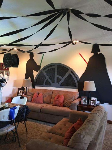 Jedi Vinny Star Wars Party | CatchMyParty.com Star Wars Decorations, Mandalorian Party, Star Wars Zimmer, Star Wars Party Decorations, Decoracion Star Wars, Star Wars Themed Birthday Party, Birthday Star Wars, 4de Verjaardag, Star Wars Baby Shower