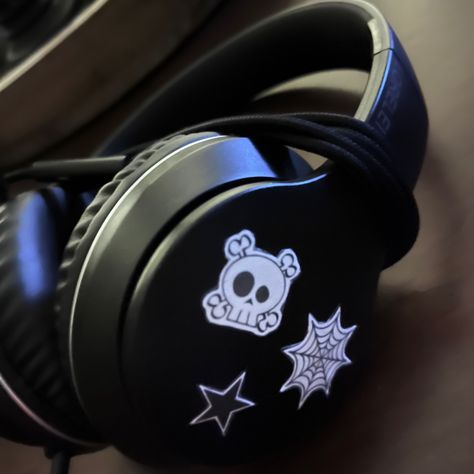 Customized Headphones Diy, Decorate Headphones Aesthetic, Chunky Headphones Aesthetic, Cool Headphones Aesthetic, Cool Headphones Design, Skull Candy Headphones Aesthetic, Goth Headphones, Emo Headphones, Gaming Headphones Aesthetic