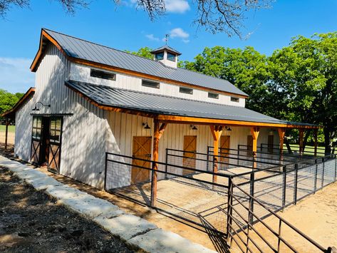 Barndominium With Mudroom, Horse Stable House, Cow Corral Ideas, Barndominium Ideas With Horse Stalls, Horse Barndominiums, Barndominium With Stalls, Horse Barndominium Ideas, Barn Floor Plans Livestock, Backyard Horse Barn