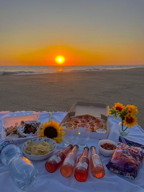 Romantic Beach Picnic, Picnic Date Food, Night Beauty Routine, Dream Dates, Romantic Date Night Ideas, Picnic Inspiration, Picnic Decorations, Cute Date Ideas, Picnic Birthday