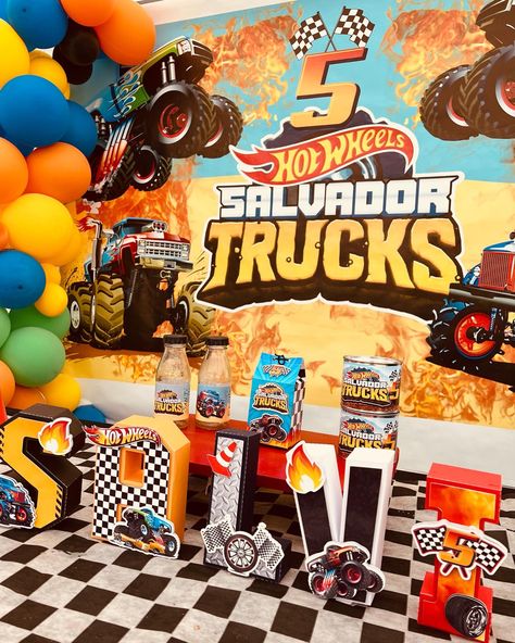 Hotwheels Monster Truck, Festa Monster Truck, Hot Wheels Themed Birthday Party, Monster Jam Birthday, Festa Hot Wheels, Monster Truck Party, Boy Birthday Party Themes, Monster Truck Birthday, Truck Party