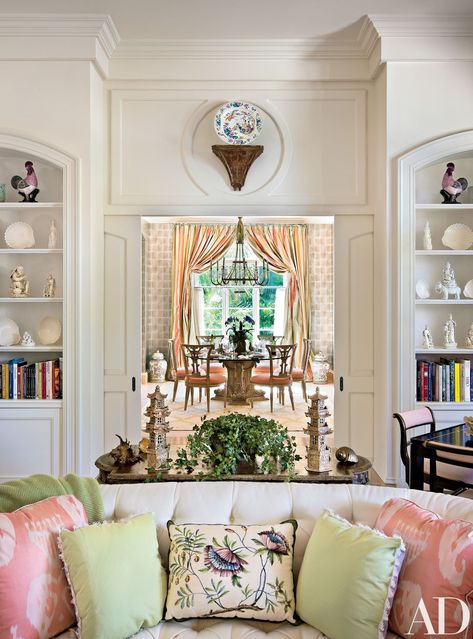 Homey Rooms, Beach Style Living Room, Mario Buatta, Palm Beach Style, Beach Interior, Apartment Decoration, Coastal Living Rooms, Chinoiserie Chic, Bold Patterns