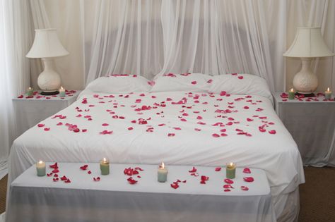 Romantic Bedroom with Candles and Rose Petals Valentine Bedroom Decor, बेडरूम डिजाइन, Valentines Bedroom, Romantic Bedroom Design, Decorate House, Romantic Room Decoration, Honeymoon Night, Ideas Habitaciones, Decorations Bedroom