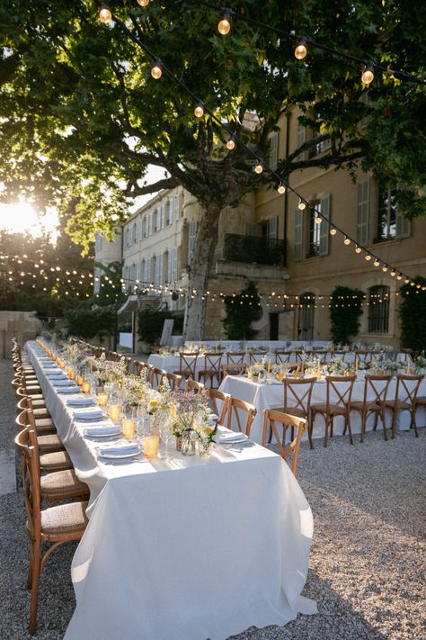 French Courtyard Wedding, Wedding Dinner Outside, Al Fresco Dining Wedding, Provencal Wedding Theme, Provence Dinner Party, Beautiful Wedding Tables, Relaxed Elegant Wedding, Provence Wedding Flowers, Classic Simple Wedding Decor