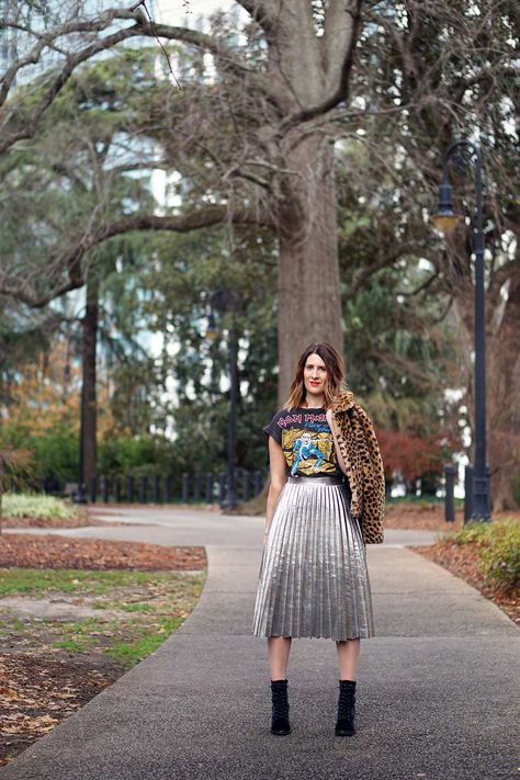 Metallic Pleated Skirt Outfits, Metallic Skirt Outfit, Print Mixing, How To Wear Ankle Boots, Pleated Skirt Outfit, Metallic Pleated Skirt, Skirt Diy, Style Rut, Rock Outfit