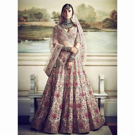 Sabyasachi Designs, Anushka Sharma Wedding, Indian Bridal Lehenga, Bridal Lehenga Red, Traditional Outfit, Indian Bridal Wear, Indian Lehenga, Indian Bridal Outfits, Indian Couture