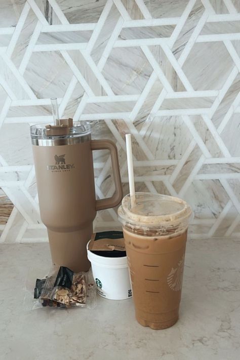 Stanley Cups, Coffee Smoothie, Stanley Quencher, Botol Air, Healthy Lifestyle Inspiration, Coffee Is Life, Cute Cups, Tea Or Coffee, Starbucks Drinks