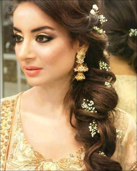 Sarwat Gillani, Mehndi Hair, Side Braid With Curls, Pakistani Wedding Hairstyles, Pakistani Bridal Hairstyles, Mehndi Hairstyles, Mehndi Bride, Pengantin India, Pakistani Bridal Makeup