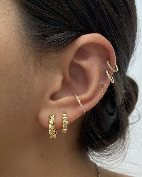 Ear Percinings Ideas, Afro Jewelry, Piercings Bonitos, Earrings Stacking, Earring Stack, Earring Styles, Ear Art, Ear Party, Cute Piercings