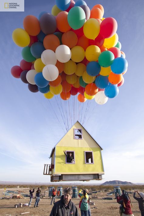 National Geographic and a team of scientists, engineers, and two world-class balloon pilots launch real-life UP House (don't try this at home!) Up Movie House, Feng Shui Dicas, Balloon House, Film Up, Flying Balloon, Floating Balloons, Pixar Films, Modern Metropolis, Large Balloons