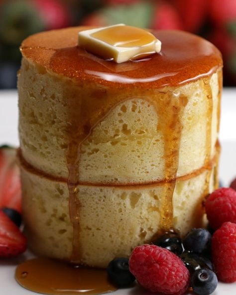 Breakfast will never be the same with these towering pancakes. Japanese Pancake Recipe, Pancakes Fluffy, Japanese Pancake, Japanese Desserts, Pancakes Breakfast, Souffle Pancakes, Breakfast Bread, Tasty Pancakes, Baking Bread