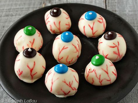 Scare a Halloween Crowd With Peanut Butter Eyeballs Halloween Candy Recipes, Potions Recipes, Spooky Snacks, White Chocolate Candy, Decorator Frosting, Popular Candy, Recipe For Kids, Candy Recipe, Halloween Eyeballs