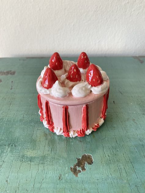 Pottery Birthday Cake, Clay Cake Ideas, Clay Cake, Craft Clay, Cabin Art, Cerámica Ideas, Clay Food, Clay Animals, Sculpture Ideas