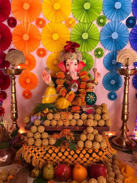 Vinayaka Chavithi Decoration At Home, Small Ganpati Decoration At Home, Ganeshji Decoration, Gannu Bappa, Puja Background, Ganapati Decorations, Bappa Decoration, God Dress, Eco Friendly Ganpati Decoration