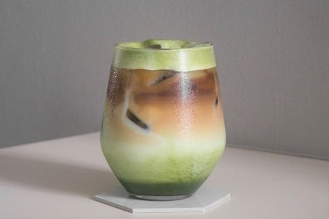 Matcha Espresso, Matcha Coffee, Matcha Cafe, Layered Drinks, Moon Logo, Garden Coffee, Fancy Drinks, Coffee Recipe, Coffee Cocktails