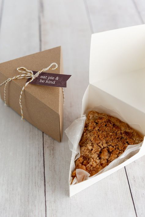 Food Packages Design, Pie Slice Packaging, Thanksgiving To Go Boxes, Pie Wrapping Ideas, Diy Cake Slice Boxes, Eco Friendly Bakery Packaging, Aesthetic Bakery Packaging, Cakes Packaging Ideas, Cute Cake Packaging Ideas