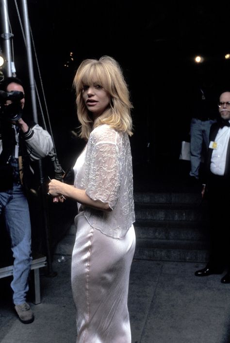 Goldie Hawn Hair, Goldie Hawn Kurt Russell, Best Met Gala Looks, White Skirt Suit, Gala Looks, Goldie Hawn, Kate Hudson, Peinados Faciles, Red Carpet Dresses