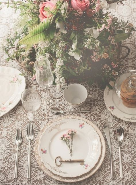 Vintage Wedding Table Settings, Vintage Table Decorations, Bohemian Wedding Theme, Vintage Table Setting, Vintage Wedding Table, Vintage Wedding Flowers, Table Place Settings, Vintage Wedding Theme, Table Runners Wedding