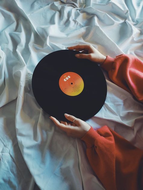 vinyl record rock music 80s vibes aesthetic retro photo idea insta ~ nasia.koko 80s Vibes Aesthetic, Vinyl Photoshoot, Vinyl Record Aesthetic, Vinyl Records Aesthetic, Records Photography, Record Photography, Music Advertising, Records Aesthetic, Broken Record