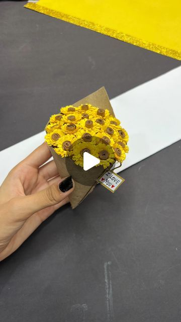 Diy Sunflower Bouquet, Paper Bouquet Diy, Diy Sunflower, Paper Sunflowers, Out Of My League, Sunflower Bouquet, Paper Bouquet, Sunflower Bouquets, Yellow Paper