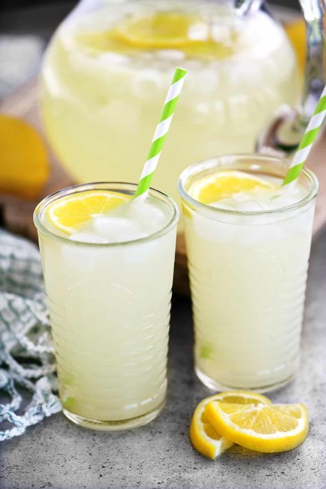 You'll want to make this homemade Lemonade Recipe on repeat all summer long! It's so simple and so refreshing. Classic Lemonade Recipe, Homemade Lemonade Recipe, Lemonade Slush, Easy Lemonade Recipe, Honey Lemonade, Honey Drink, Lemon And Honey, Homemade Lemonade Recipes, Lemon Health Benefits