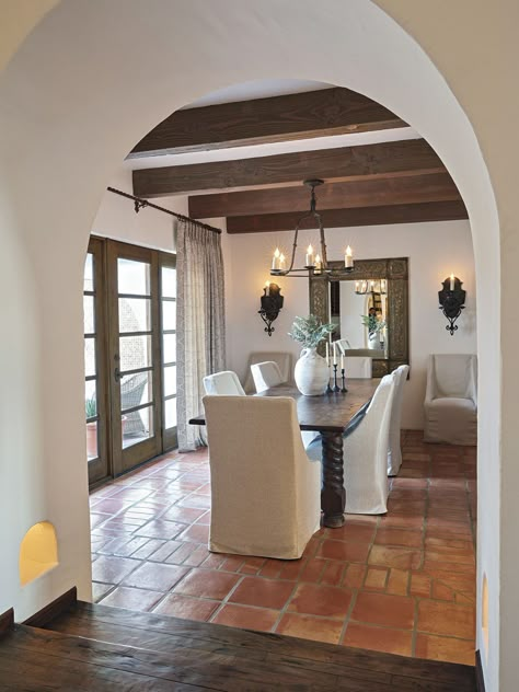 The “House of 100 Arches” Exemplifies Timeless Beauty - Phoenix Home & Garden Modern Spanish Style Homes Interior, Modern Spanish Style Homes, Spanish Dining Room, Spanish Style Home Interior, Modern Spanish Style, Modern Hacienda, Spanish Style Decor, Spanish Interior, Spanish Revival Home