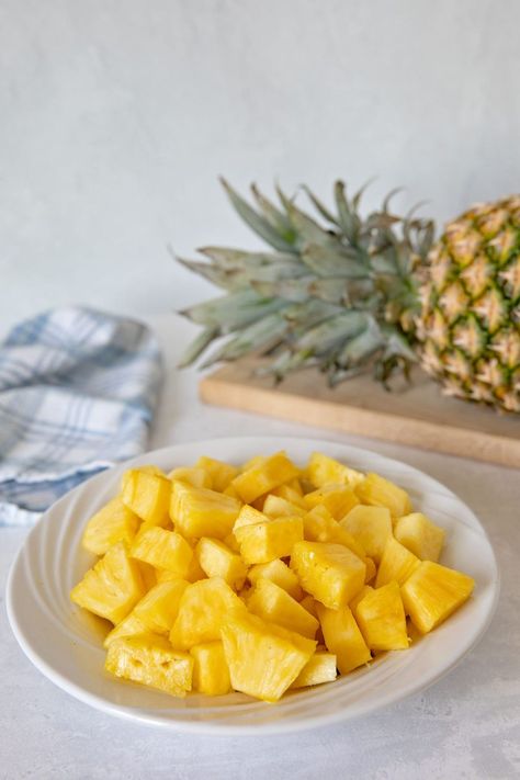 Cut A Pineapple, Cut Pineapple, Chopped Pineapple, 140 Pounds, How To Eat Less, Sweet Taste, Healthy Nutrition, Nutrition Recipes, Health And Nutrition