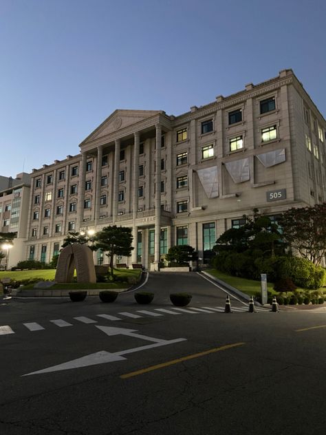 School South Korea, Rooftop Sekolah Korea, School In Korea Aesthetic, Seoul School Aesthetic, Seoul University Campus, Snu Seoul University Aesthetic, Korean Highschool Buildings, Korean University Classroom, Hanyang University Aesthetic