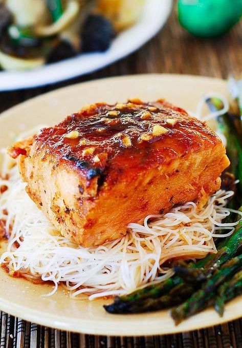 Honey Sesame Salmon with Rice Noodles and Asparagus – you’ll love this Asian-style dinner. The salmon is first marinated in a sauce made with sesame oil, honey, soy sauce, rice vinegar, garlic, and ginger. Then, the salmon is baked in the oven. Asian Glazed Salmon, Salmon With Rice, Asian Salmon Recipes, Asian Salmon, Asian Fish Recipes, Salmon And Rice, Food Collection, Glazed Salmon, Asparagus Recipe