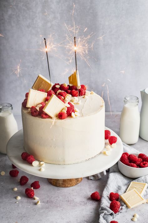 White Chocolate Cake Decoration, Raspberry White Chocolate Cake, White Chocolate Raspberry Cake, Raspberry Cake Recipes, Homemade Raspberry Jam, White Chocolate Frosting, Raspberry White Chocolate, White Birthday Cakes, White Chocolate Cake