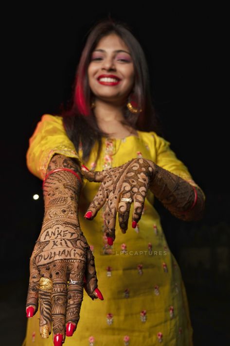 Mhendi Bride Pose, Mehadi Pose Bride, Bride Mehdi Pose, Mahdi Poses, Haldi Mehndi Poses, Mahedi Photo Pose, Mehndi Shoot Poses, Mehndi Poses Photography For Bride, Mahendi Photography Poses