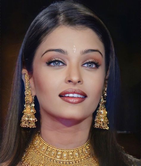 Vintage Indian Fashion, Aishwarya Rai Makeup, Aishwarya Rai Cannes, Indian Makeup Looks, 90s Bollywood Actress, Aishwarya Rai Pictures, Bollywood Makeup, Aishwarya Rai Photo, Stylish Actresses