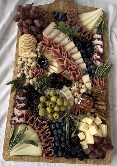 Original Charcuterie Board Ideas, Italian Charturie Board, Charcuterie Board Mediterranean, Charcuterie Board Foods, Birthday Party Foods For Adults, Elegant Cheese Board, Charcuterie Board Set Up Ideas, Mini Wraps For Party, Charcuterie Board Ideas Rectangle