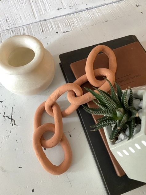 Chain Link Decor, Clay Chain, Clay Wall Hanging, Diy Hanging Planter, Diy Chain, Diy Air Dry Clay, Air Dry Clay Projects, Clay Wall Art, Clay Diy Projects