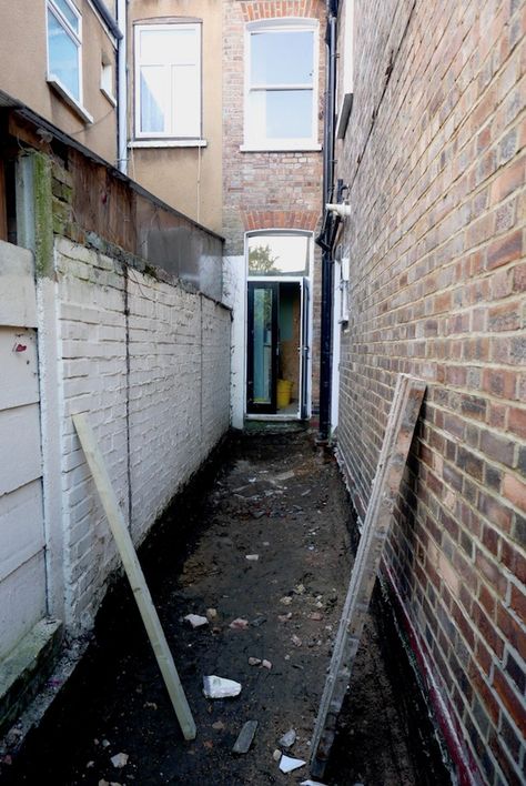 Victorian Terrace Exterior, Side Return Garden Ideas, Kitchen Extension Terraced House, Terrace House Garden, Victorian Terrace Kitchen, Terraced House Interior, Victorian Kitchen Extension, Side Return Kitchen Extensions, Small Terraced House