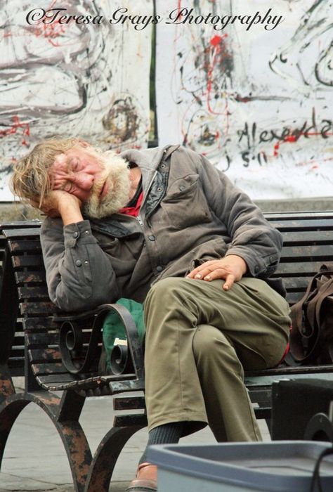 Homeless Homeless Aesthetic, Homelessness Art, Homelessness Awareness, Kengo Kuma, Homeless People, Glamour Shots, Gcse Art, Night Shift, Helping The Homeless